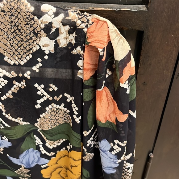 Cabi top. Sheer fabric. Puff shoulders. - Picture 6 of 7